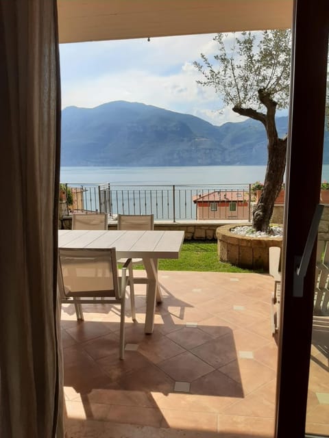 Appartamento DELUXE 2 con vasca idromassaggio vista Lago di Garda, riscaldata, privata e utilizzabile tutto l'anno Haus in Brenzone sul Garda