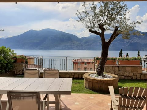 Appartamento DELUXE 2 con vasca idromassaggio vista Lago di Garda, riscaldata, privata e utilizzabile tutto l'anno Casa in Brenzone sul Garda