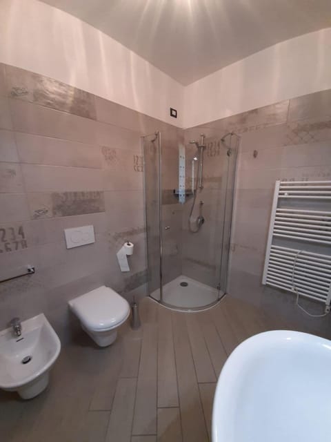 Appartamento DELUXE 2 con vasca idromassaggio vista Lago di Garda, riscaldata, privata e utilizzabile tutto l'anno Haus in Brenzone sul Garda