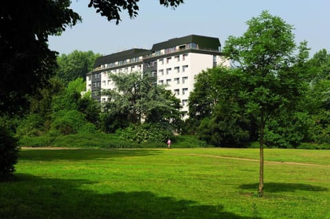 Facade/entrance, Area and facilities