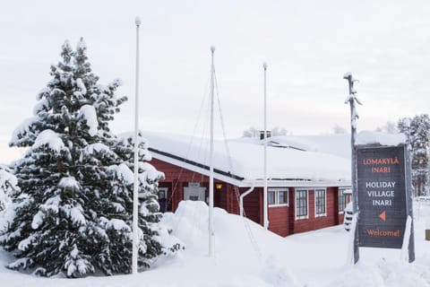Property building, Facade/entrance, Spring, Day, Property logo or sign, Neighbourhood, Natural landscape, Winter, On site, Garden view, Lake view, Street view