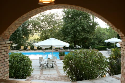 Patio, Day, Swimming pool