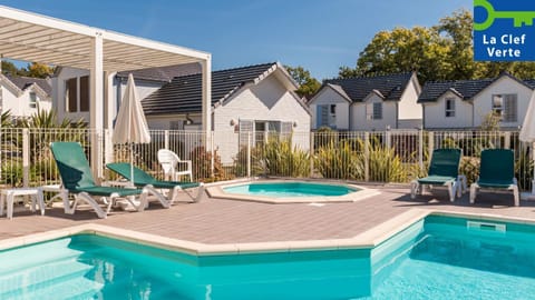 Property building, Patio, Day, Pool view, Swimming pool, sunbed