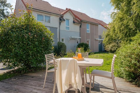 Property building, Patio, Day, Garden, Dining area