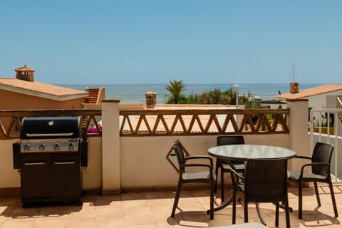 Day, BBQ facilities, Balcony/Terrace, Seating area, Dining area, Evening entertainment, Sea view