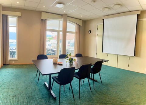 Meeting/conference room