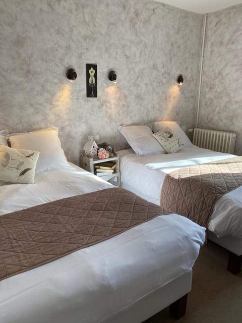 Logis Hôtel Auberge De L'ecole Hotel in Centre-Val de Loire