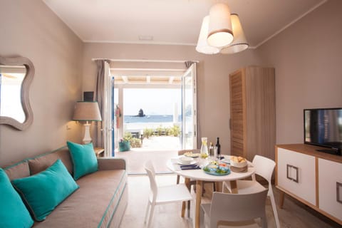 Coffee/tea facilities, Kitchen or kitchenette, Dining area, Sea view