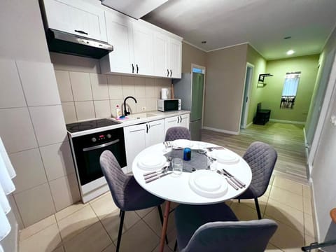 Coffee/tea facilities, Kitchen or kitchenette, Dining area, oven, stove