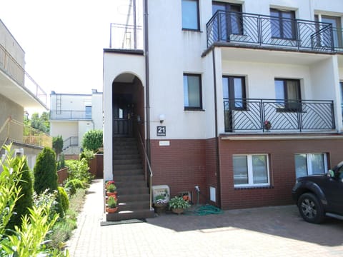 Facade/entrance, Neighbourhood, Parking