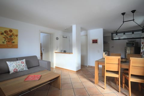 Coffee/tea facilities, Kitchen or kitchenette, Living room, Seating area