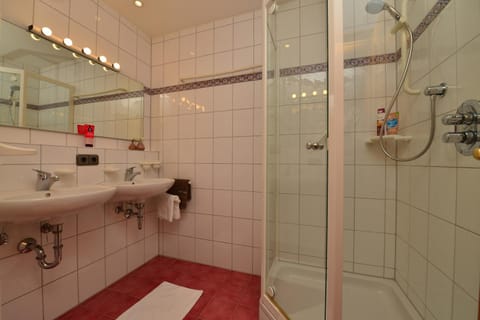 Shower, Bathroom, towels