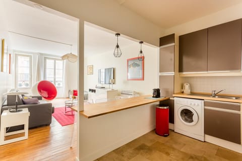 Kitchen or kitchenette, Living room, Seating area, Dining area, oven, washing machine