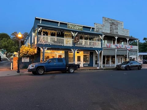 Property building, Night, Location