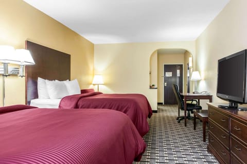 Clarion Inn & Suites Northwest Hotel in Pike Township