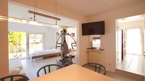 TV and multimedia, Living room, Seating area, Dining area