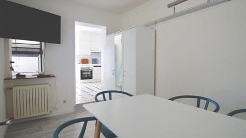 TV and multimedia, Seating area, Dining area