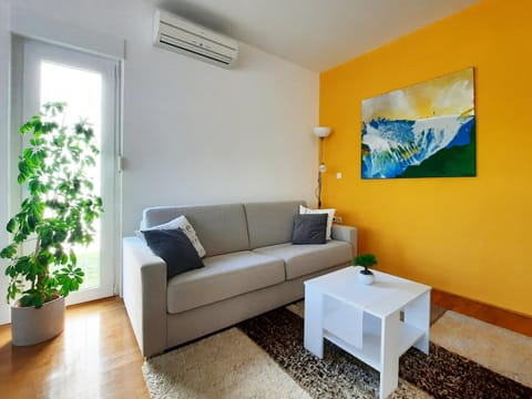 Living room, Seating area, air conditioner