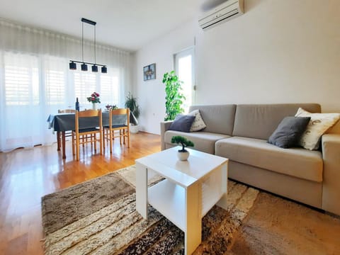 Living room, Seating area, Dining area, air conditioner