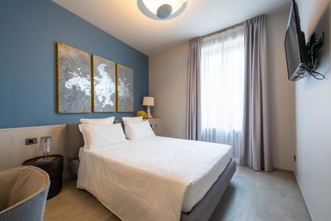 Bed, Coffee/tea facilities, Photo of the whole room, Decorative detail, Bedroom