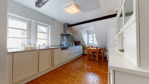 Kitchen or kitchenette, Dining area