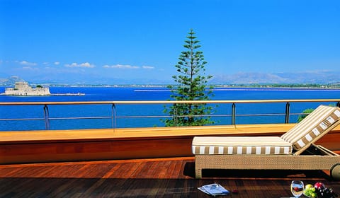 View (from property/room), Balcony/Terrace, Landmark view, Sea view, sunbed