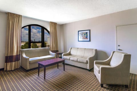 Clarion Inn & Suites Miami International Airport Hotel in Miami Springs