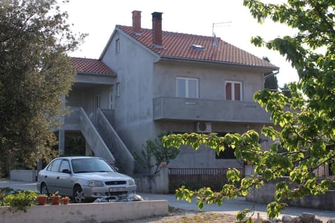 Apartments with a parking space Petrcane, Zadar - 6101 Apartamento in Zadar County
