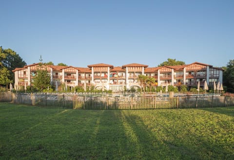 Facade/entrance, Swimming pool