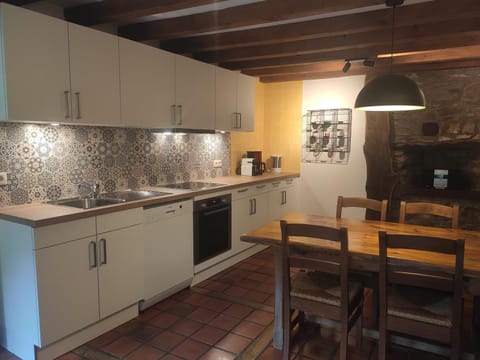 Coffee/tea facilities, Dining area, dishwasher, pet friendly, stove, toaster