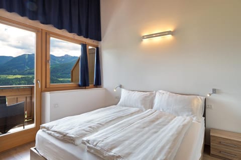 Bedroom, Mountain view