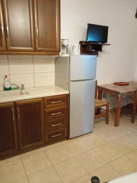 Kitchen or kitchenette, oven, stove