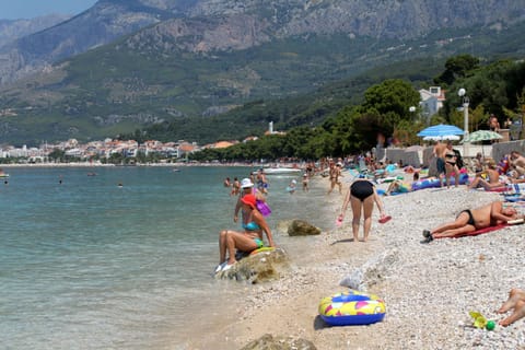 Apartments and rooms with parking space Tucepi, Makarska - 13056 Bed and Breakfast in Tučepi