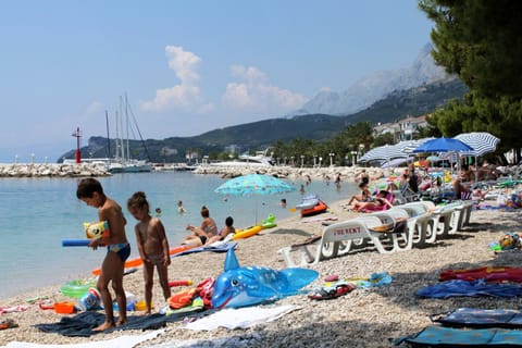 Apartments and rooms with parking space Tucepi, Makarska - 13056 Bed and Breakfast in Tučepi