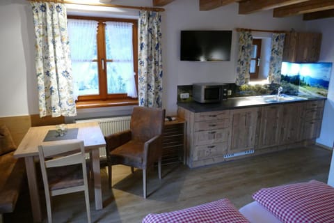 Kitchen or kitchenette, Seating area, Dining area