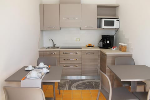 Coffee/tea facilities, Kitchen or kitchenette, Dining area, Communal kitchen