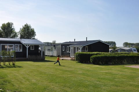 Minicamping de Boshoek Chalet in Vrouwenpolder