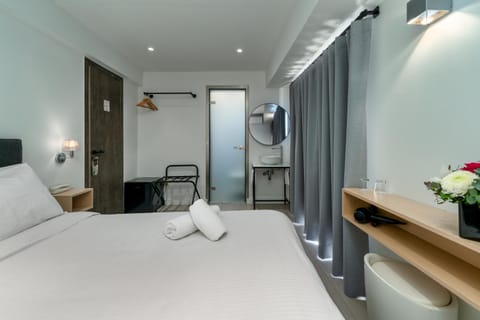 Bed, TV and multimedia, Photo of the whole room, Seating area, Bedroom, hair dresser, towels, wardrobe, air conditioner