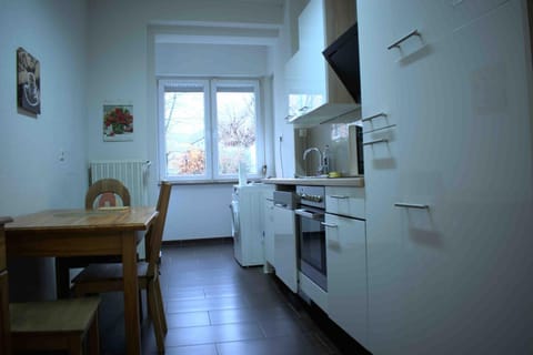 Kitchen or kitchenette, Dining area, minibar, pet friendly, stove, kitchen