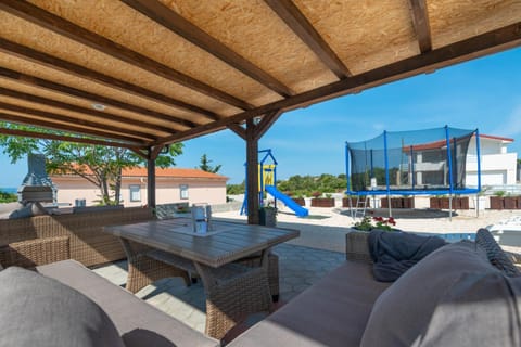 Crowonder Luxury Vir- 6 New Apartments for Families with Playground for Kids Wohnung in Zadar County
