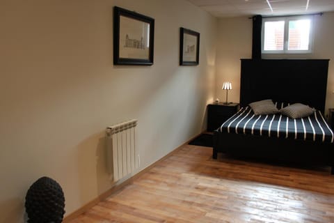 Photo of the whole room, Decorative detail, Bedroom