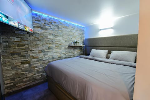 Bed, TV and multimedia, Photo of the whole room, Bedroom