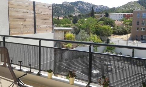 Natural landscape, Balcony/Terrace, Decorative detail, Mountain view, Area and facilities