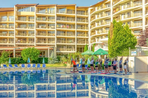 Day, People, Natural landscape, Aqua park, Pool view, Swimming pool, group of guests, sunbed