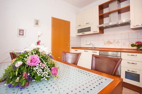 Dining area, kitchen