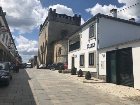 Property building, Facade/entrance, Landmark view, Street view