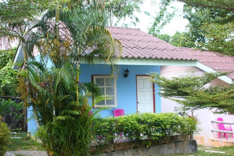 Dahla House Ranong Bed and Breakfast in Ranong, Khao Niwet, Mueang Ranong District, Ranong 85000, Thailand