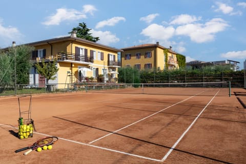 Day, Tennis court