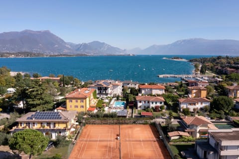 Neighbourhood, Bird's eye view, Lake view, Mountain view