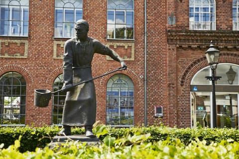 Day, Decorative detail